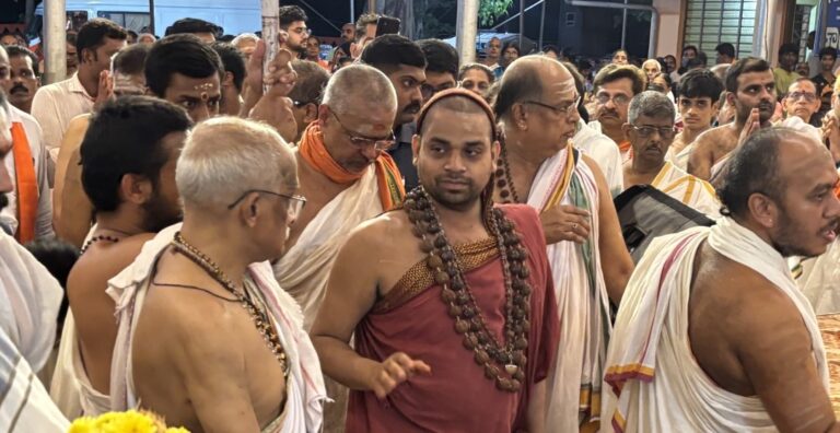 ಅಜ್ಜಾವರ ಮಹಿಷಮರ್ದಿನಿ  ದೇವಳಕ್ಕೆ ಪಾದಾರ್ಪಣೆ ಮಾಡಿದ ಶೃಂಗೇರಿ ಶ್ರೀ ಶಾರದಾ ಪೀಠಾಧೀಶ್ವರರಾದ ವಿಧುಶೇಖರಭಾರತೀ ಶ್ರೀಗಳು
