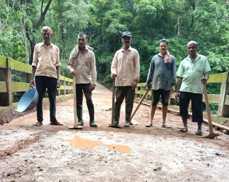 ಚೆಂಬು : ಶ್ರಮ ಸೇವೆಯ ಮೂಲಕ ಸೇತುವೆಯ ಹೂಳೆತ್ತುವ ಕೆಲಸ