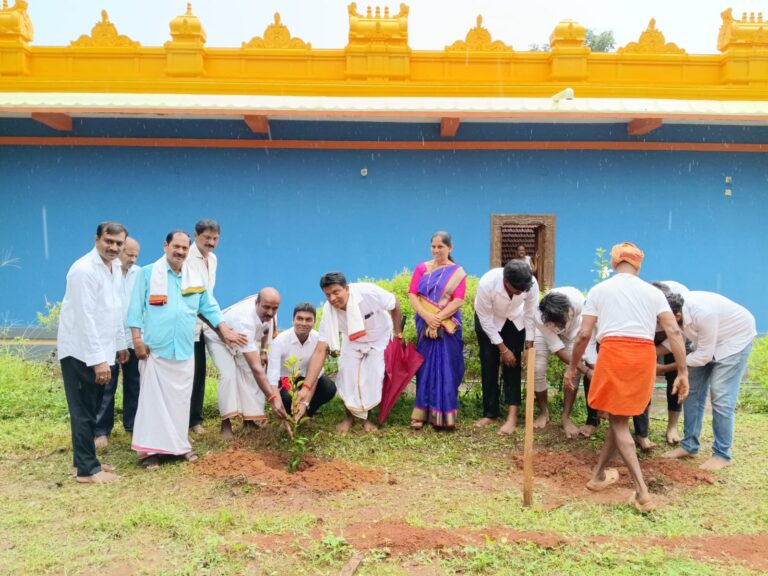 ತೊಡಿಕಾನ ದೇವಳದಲ್ಲಿ ವಿಶ್ವ ಪರಿಸರ ದಿನಾಚರಣೆ ಅಂಗವಾಗಿ ಹೂವಿನ ಗಿಡ ನೆಡುವ ಕಾರ್ಯಕ್ರಮಕ್ಕೆ ಚಾಲನೆ