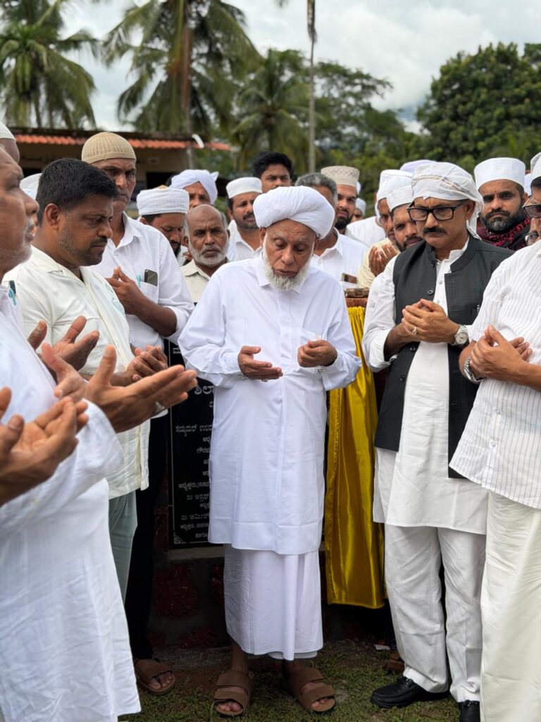 ಅರಂತೋಡು : ನೂತನ ಮದರಸಕ್ಕೆ ಶಿಲಾನ್ಯಾಸ ಮತ್ತು ಮಸೀದಿಯ ಮೇಲಂತಸ್ತು ಕಟ್ಟಡಕ್ಕೆ ಜಿಪ್ರಿ ತಂಙಳ್ ರಿಂದ ಶಂಕುಸ್ಥಾಪನೆ