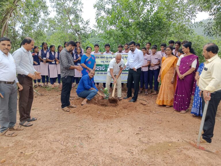 ಸುಳ್ಯ ಪಿ.ಎಲ್.ಡಿ ಬ್ಯಾಂಕ್ ನಿಂದ ಜಾಲ್ಸೂರು ಪಯಸ್ವಿನಿ ಪ್ರೌಢ ಶಾಲೆಯಲ್ಲಿ “ಸಹಕಾರ ವಾರ” ಆಚರಣೆ- ಶಾಲಾ ಮಕ್ಕಳಿಗೆ ಸಿಹಿ ತಿಂಡಿ ವಿತರಣೆ