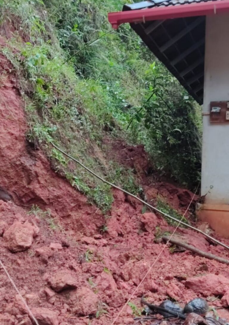 ಮನೆಯ ಹಿಂಬದಿಯ ಬರೆ ಕುಸಿತೊಂಡು ಮನೆಗೆ ಹಾನಿ