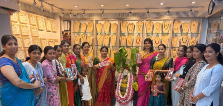 ಸುಳ್ಯದ ಸ್ವರ್ಣಂ ಜ್ಯುವೆಲ್ಸ್ ನಲ್ಲಿ ವರಮಹಾಲಕ್ಷ್ಮೀ ಪೂಜೆ ಹಾಗೂ ಬೆಳ್ಳಿಯ ವಾಚ್ – ರಕ್ಷಾ ಬಂಧನ ಅನಾವರಣ – ಗ್ರಾಹಕರಿಗೆ ರವಿಕೆ ಕಣ ವಿತರಣೆ