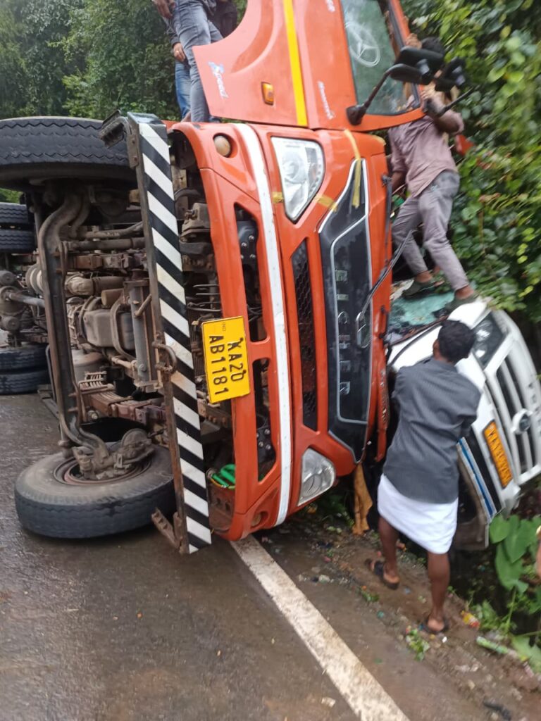 ದೇವರಕೊಲ್ಲಿ : ಟಿ.ಟಿ ವಾಹನದ ಮೇಲೆ ಮಗುಚಿ ಬಿದ್ದ ಲಾರಿ,   ಚಾಲಕ ಹಾಗೂ ಕ್ಲೀನರ್ ಸೇರಿ ಮೂವರು ಗಂಭೀರ